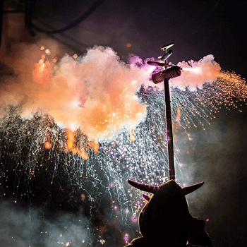 VIU L'ESTIU. Espectacle de foc “CREMEM EL CEL” amb Diables de Sant Boi