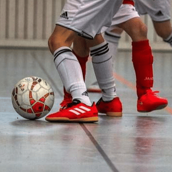 A la nit, una altra moguda_ Futbol al pavelló del CEM Can Roca
