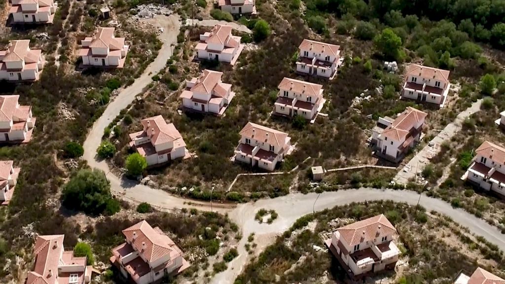 Tot inclòs. Danys i perjudicis del turisme a les nostres illes / Fem pinya amb els joves