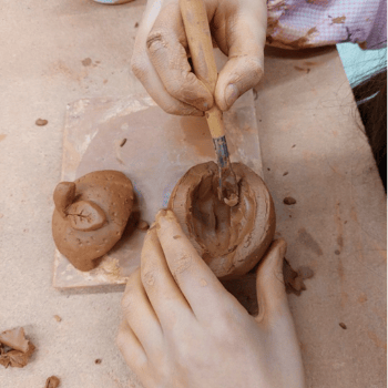 Forma i deforma amb el fang : Taller de ceràmica