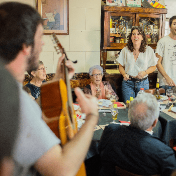 DINAR DE CANTADORS/ES · Dinar amb la reinterpretació de la vella pràctica de cantar en comunitat, en hostals i tavernes