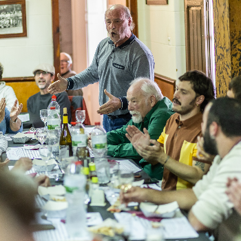 DINAR DE CANTADORS/ES · Dinar amb la reinterpretació de la vella pràctica de cantar en comunitat, en hostals i tavernes