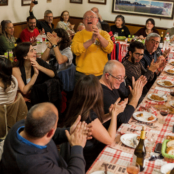 DINAR DE CANTADORS/ES · Dinar amb la reinterpretació de la vella pràctica de cantar en comunitat, en hostals i tavernes