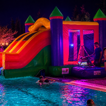 Inflables a la piscina