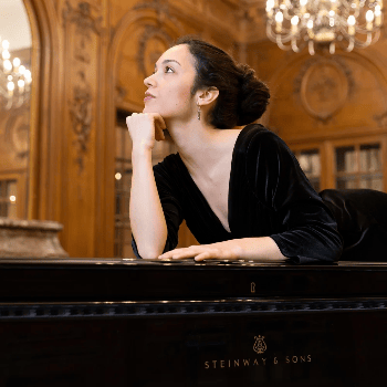 EMMA  STRATTON, piano