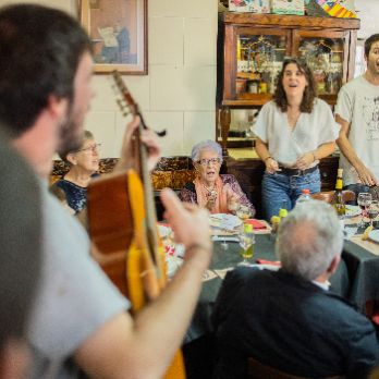 DINAR DE CANTADORS/ES · Dinar amb la reinterpretació de la vella pràctica de cantar en comunitat, en hostals i tavernes